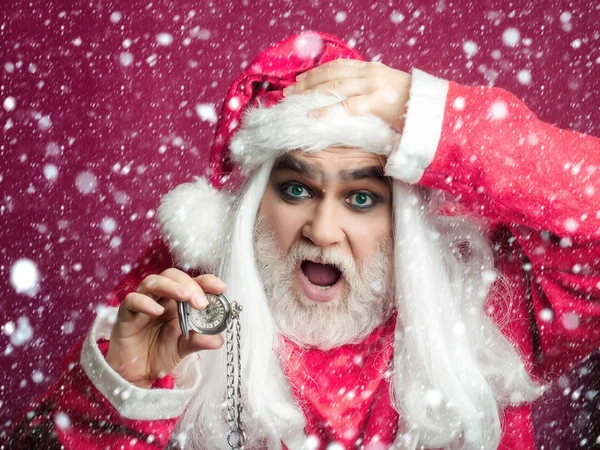 Förvånad jul man med klocka på kedja — Stockfoto