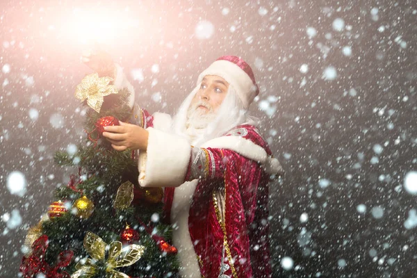 Санта-Клаус украшает елку — стоковое фото