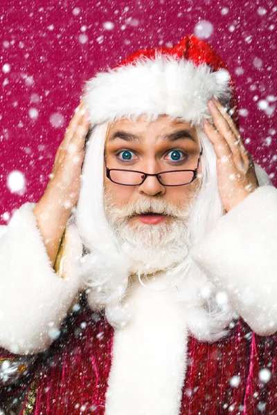 Babbo Natale prende testa in mano — Foto Stock