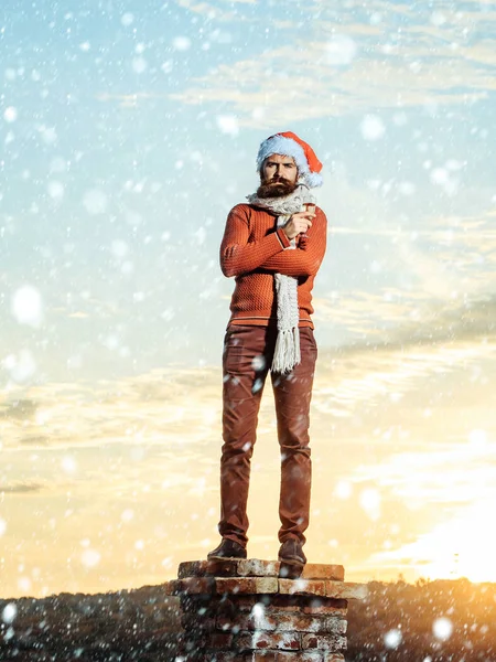 Homme de Noël avec champagne sur la cheminée — Photo