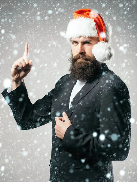 Homem barbudo em chapéu de santa claus — Fotografia de Stock