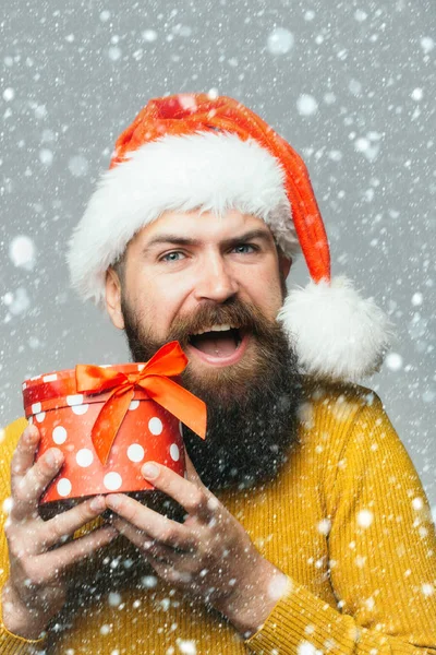 Hombre de año nuevo con caja actual —  Fotos de Stock