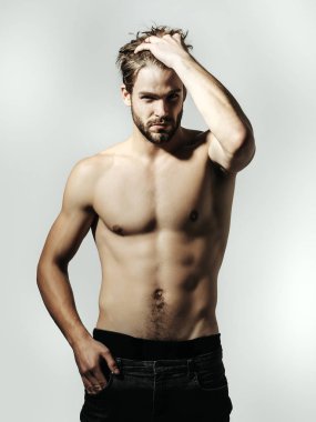 Yakışıklı kaslı seksi adam.