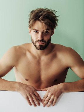 Yakışıklı kaslı seksi adam.