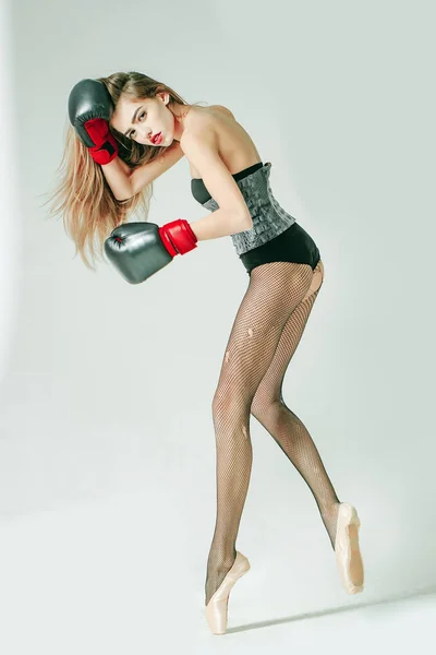 Linda bailarina menina em luvas de boxe — Fotografia de Stock