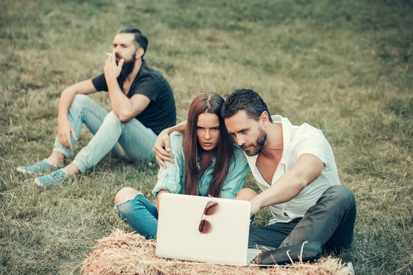 Jugendliche oder Freunde entspannen sich — Stockfoto