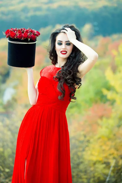 赤いバラを持つセクシーな女の子 — ストック写真