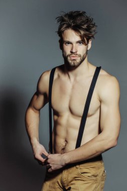 Yakışıklı kaslı seksi adam.