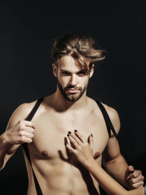 Yakışıklı kaslı seksi adam.