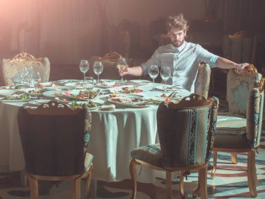 Yakışıklı adam içki şarap