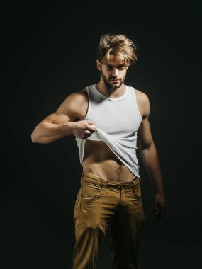 Yakışıklı kaslı seksi adam.