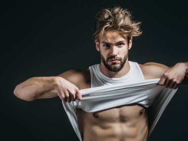Yakışıklı kaslı seksi adam.