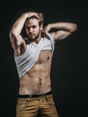 Yakışıklı kaslı seksi adam.