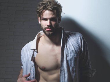 Yakışıklı adam veya kas maço