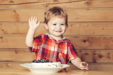 Sevimli çocuk pasta yiyor
