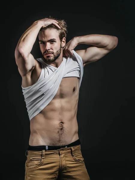 Knappe gespierde sexy man — Stockfoto