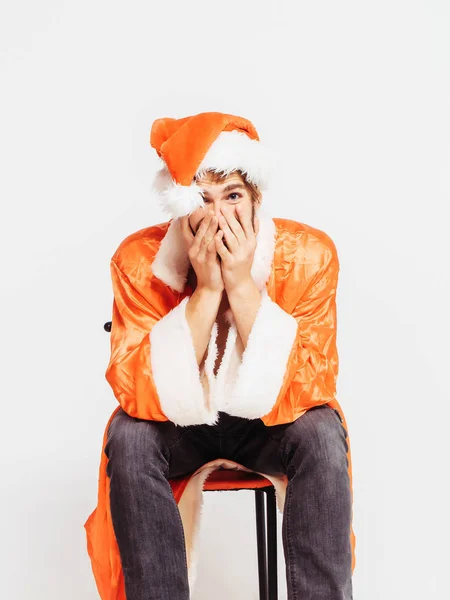 Noel Baba kıyafetli oynak adam — Stok fotoğraf