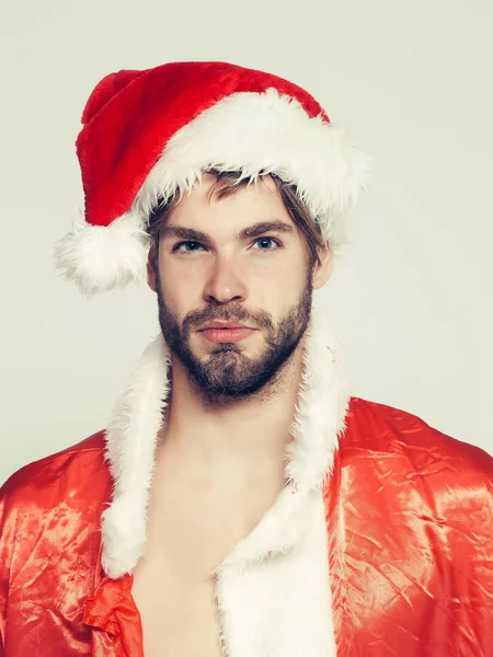 Noel Baba kıyafetli yakışıklı adam — Stok fotoğraf