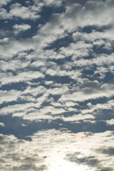 Blauwe lucht met witte wolken — Stockfoto