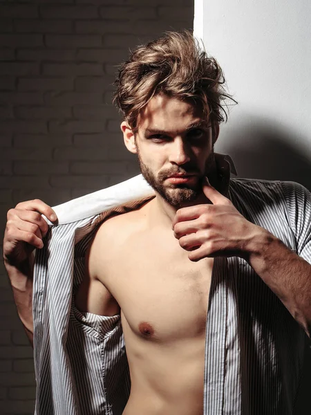 Hombre guapo toca la barba — Foto de Stock