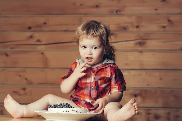 Leuke jongen eet cake — Stockfoto