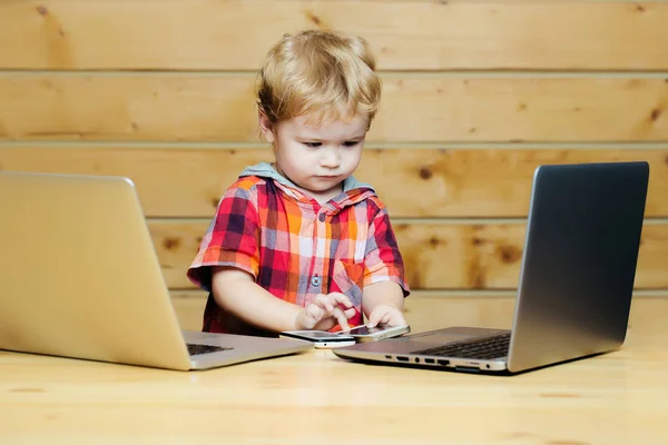 Schattige jongen met computers — Stockfoto