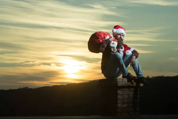 Kerst bad santa op schoorsteen — Stockfoto
