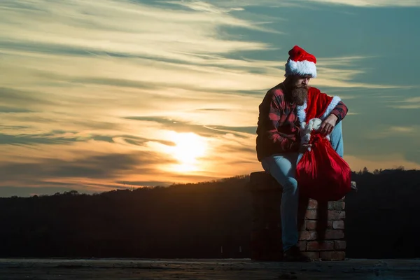 Navidad mala santa en la chimenea —  Fotos de Stock