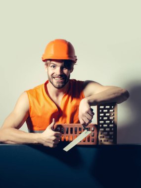 Seksi kaslı erkek yapıcı.