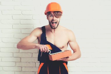 Seksi kaslı erkek yapıcı.