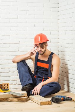 Seksi kaslı erkek yapıcı.