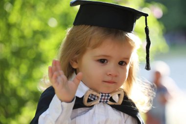 Küçük çocuk çocuk manto açık