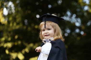 Küçük çocuk çocuk manto açık