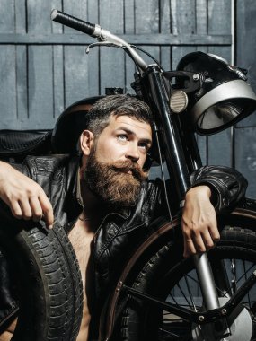 Sakallı adam hipster motorcu