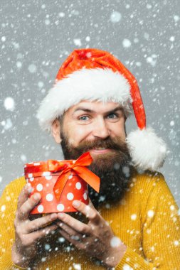 Yeni yıl adam hediye kutusu