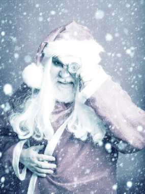 gülümseyen Noel adam zinciri üzerinde saatli