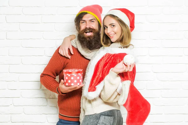 Giovane sorridente coppia di Natale — Foto Stock