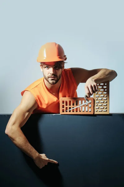 Sexy gespierde man bouwer — Stockfoto