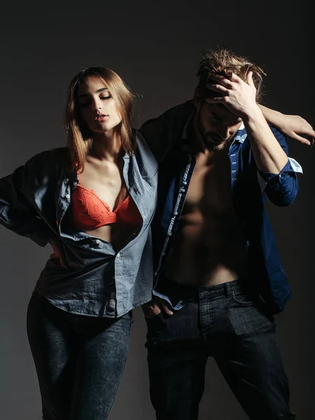 Молодая пара в расстегнутых рубашках — стоковое фото