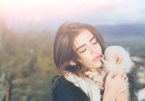 Bonita chica sostiene lindo perro — Foto de Stock