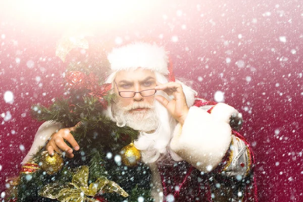 Babbo Natale abbraccia l'albero di Natale — Foto Stock