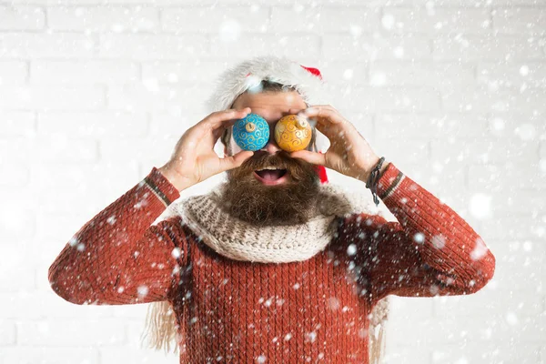 Kerst man met decoratieve ballen — Stockfoto