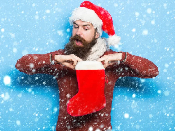 Χριστούγεννα άνδρας με διακοσμητική κάλτσα — Φωτογραφία Αρχείου