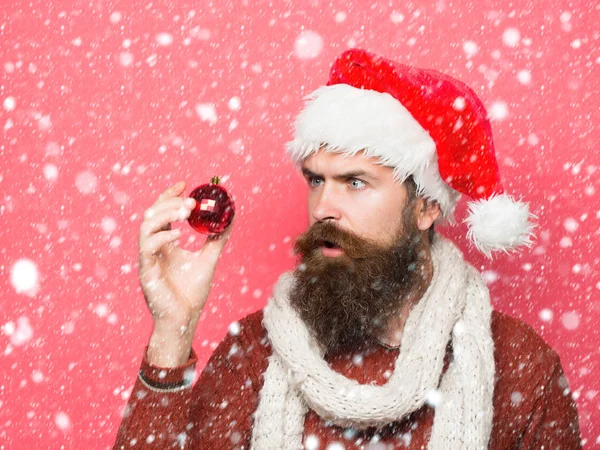 Hombre de Navidad con bola decorativa —  Fotos de Stock