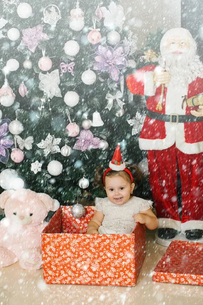 Kleines Mädchen vor dem Weihnachtsbaum — Stockfoto