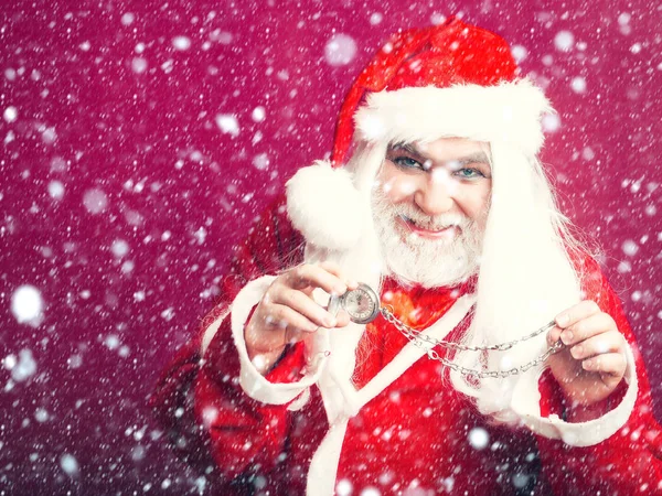 Lächelnder Weihnachtsmann mit Uhr an Kette — Stockfoto