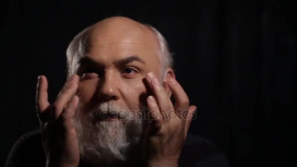 Hombre barbudo haciendo ejercicio para la piel alrededor de los ojos — Vídeos de Stock