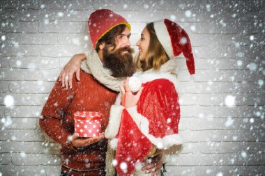 Noel çift gülümseyen genç