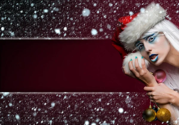 Mujer con bolas de Navidad — Foto de Stock