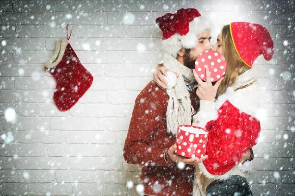 Junges Paar küsst Weihnachten — Stockfoto